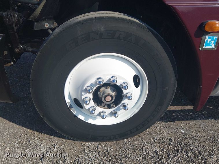 image for item NU9740 2004 Freightliner Columbia semi truck