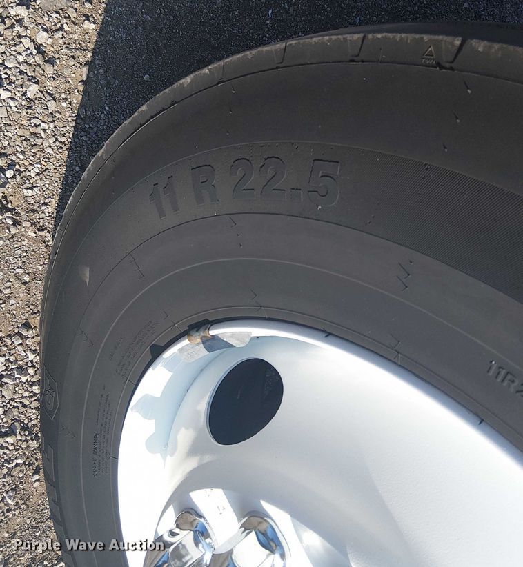 image for item NU9740 2004 Freightliner Columbia semi truck