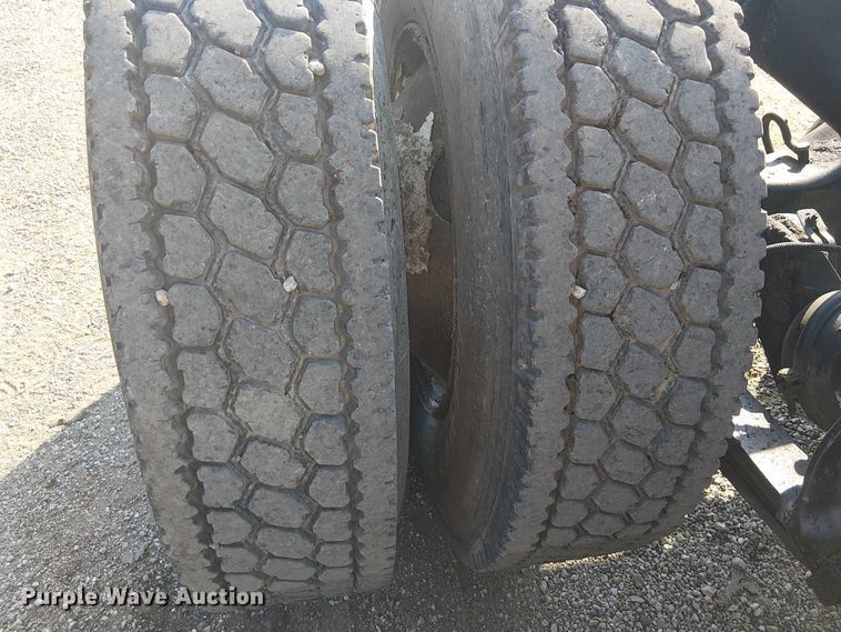 image for item NU9740 2004 Freightliner Columbia semi truck