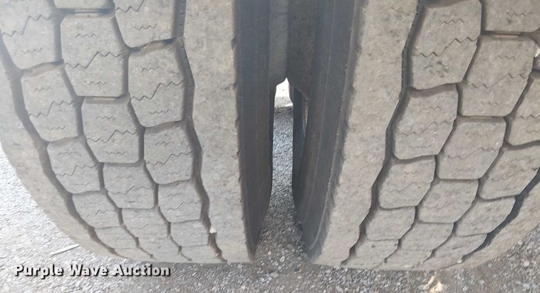 image for item NU9740 2004 Freightliner Columbia semi truck