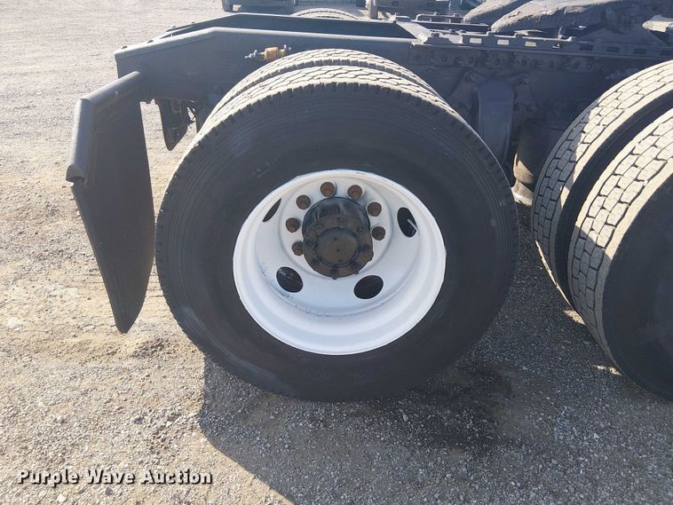 image for item NU9740 2004 Freightliner Columbia semi truck