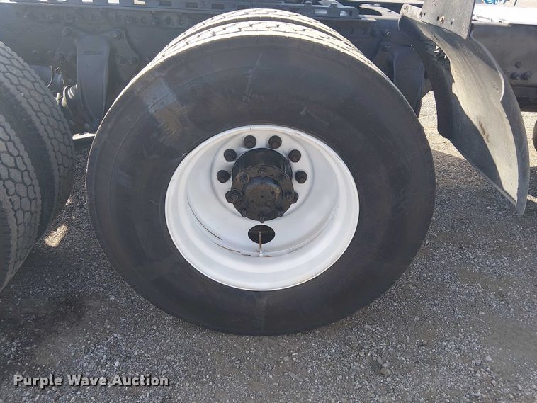 image for item NU9740 2004 Freightliner Columbia semi truck