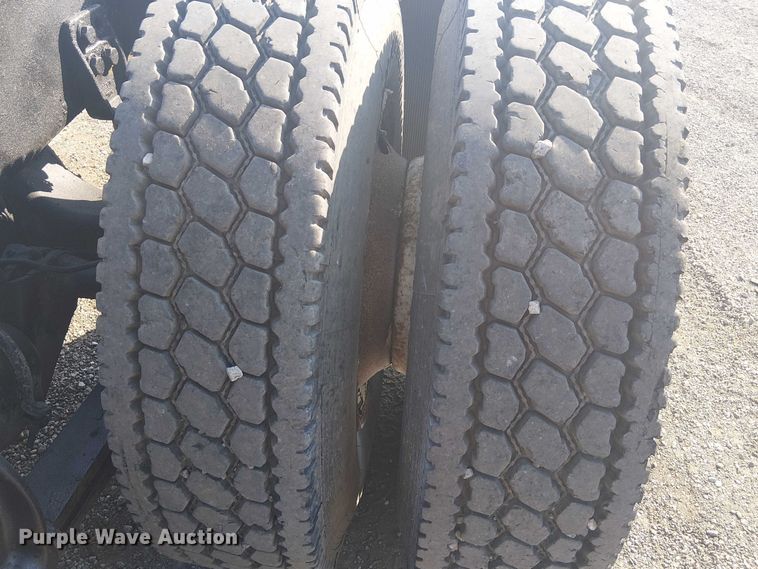 image for item NU9740 2004 Freightliner Columbia semi truck