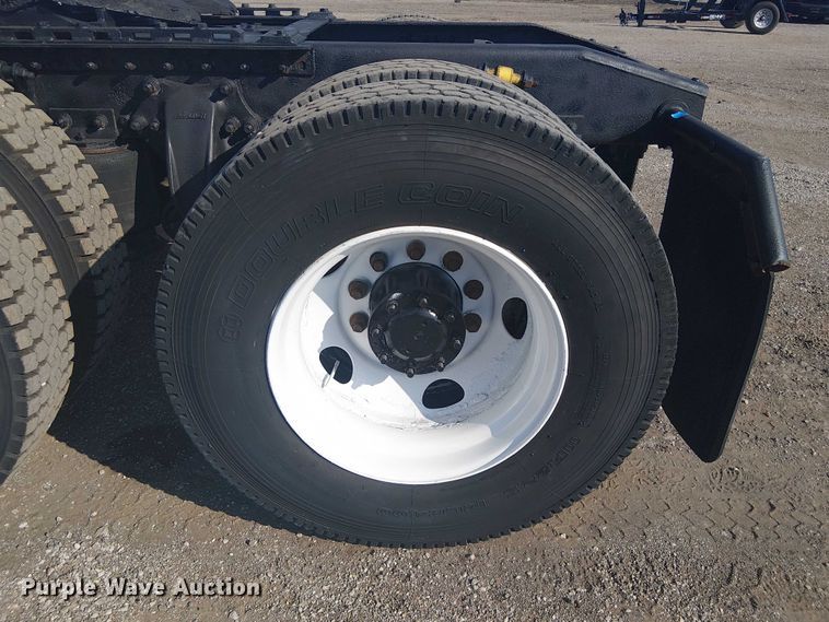 image for item NU9740 2004 Freightliner Columbia semi truck