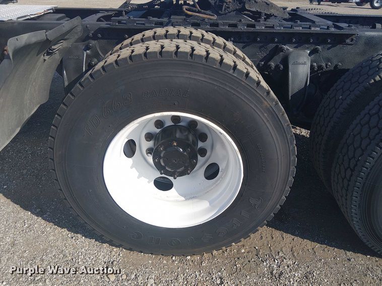 image for item NU9740 2004 Freightliner Columbia semi truck