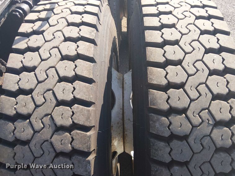 image for item NU9740 2004 Freightliner Columbia semi truck