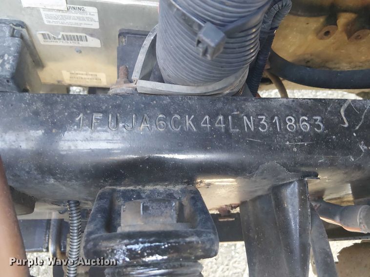 image for item NU9740 2004 Freightliner Columbia semi truck