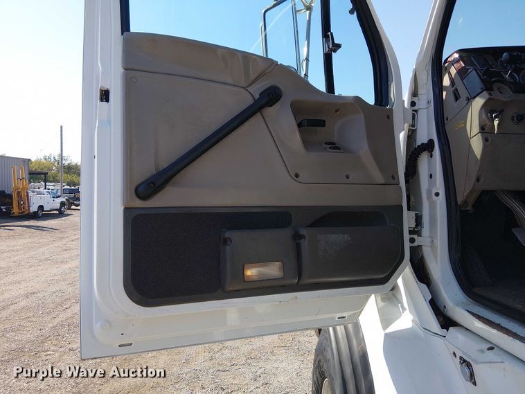 image for item NU9767 2007 Sterling L9500 Series flatbed truck