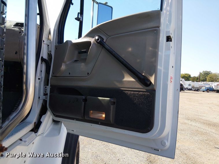 image for item NU9767 2007 Sterling L9500 Series flatbed truck