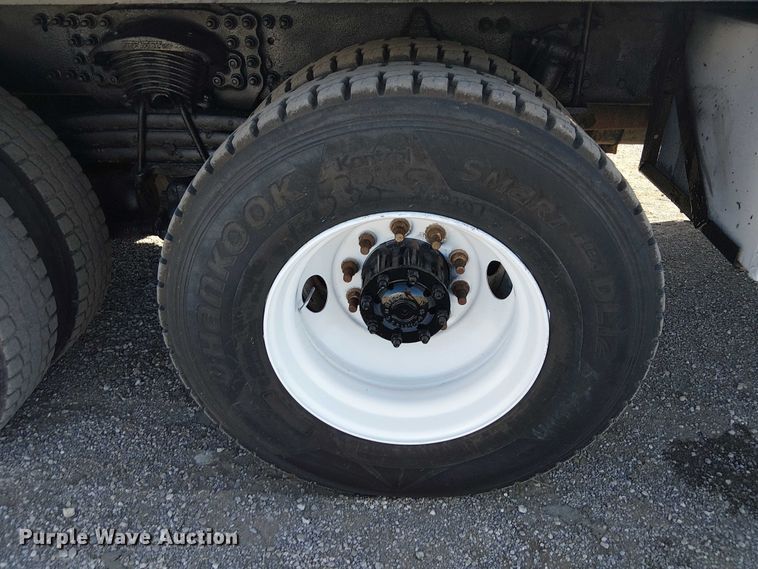 image for item NU9767 2007 Sterling L9500 Series flatbed truck