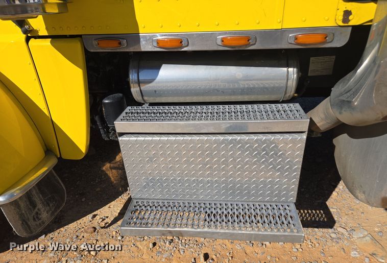 image for item YA0293 2014 Peterbilt 389 semi truck
