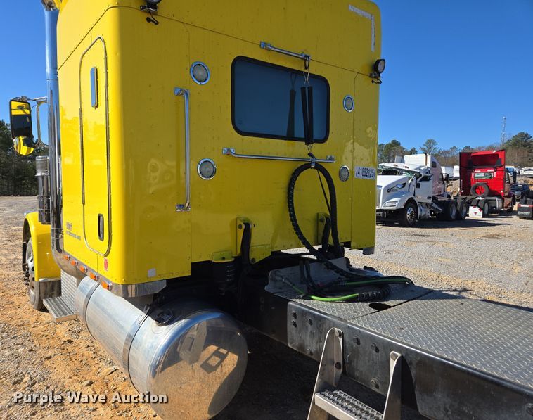 image for item YA0293 2014 Peterbilt 389 semi truck