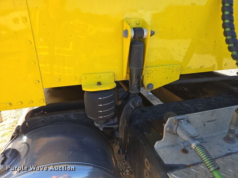 image for item YA0293 2014 Peterbilt 389 semi truck