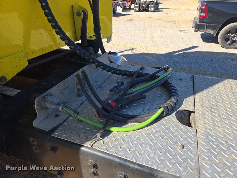 image for item YA0293 2014 Peterbilt 389 semi truck