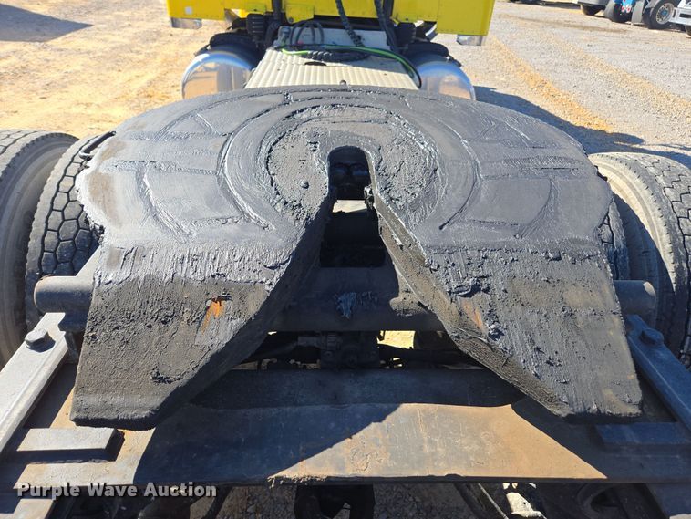 image for item YA0293 2014 Peterbilt 389 semi truck