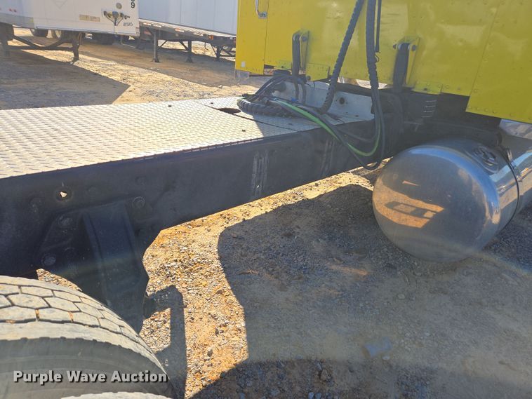 image for item YA0293 2014 Peterbilt 389 semi truck