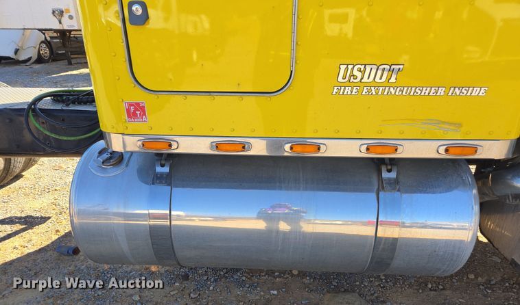 image for item YA0293 2014 Peterbilt 389 semi truck