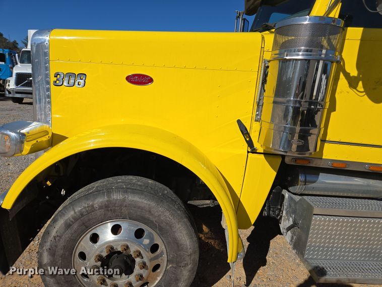 image for item YA0293 2014 Peterbilt 389 semi truck