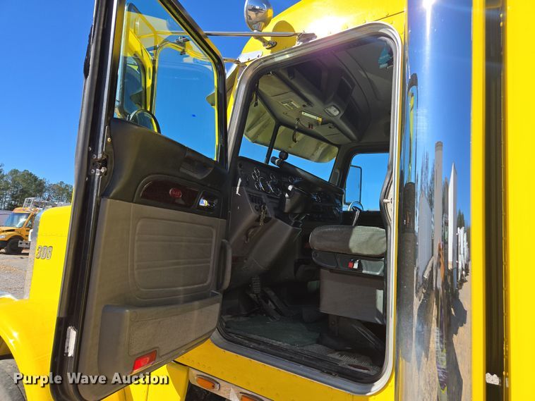 image for item YA0293 2014 Peterbilt 389 semi truck