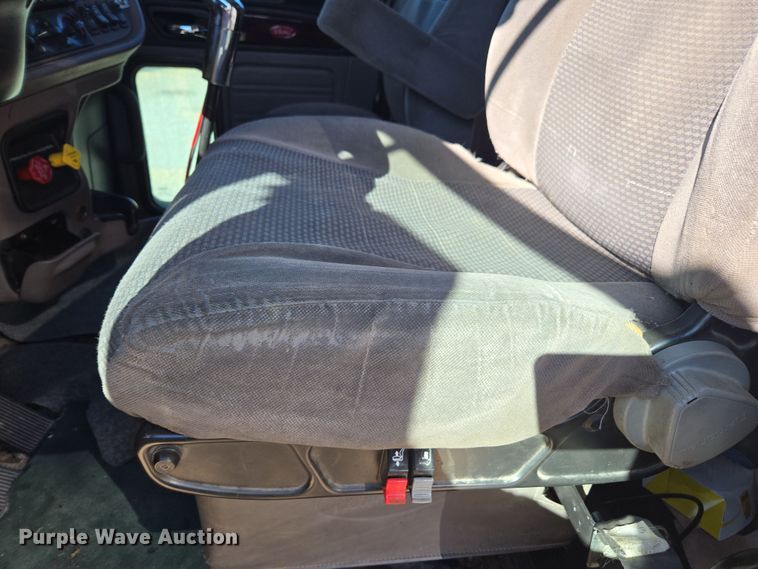 image for item YA0293 2014 Peterbilt 389 semi truck