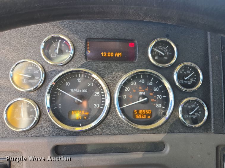 image for item YA0293 2014 Peterbilt 389 semi truck