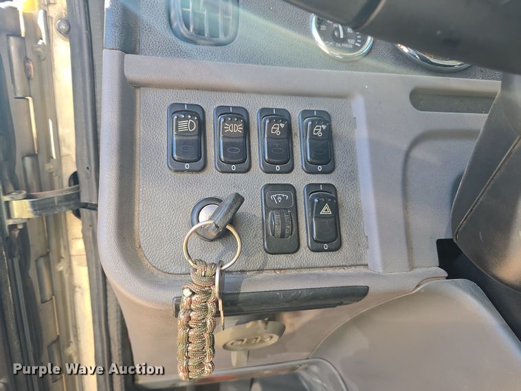 image for item YA0293 2014 Peterbilt 389 semi truck