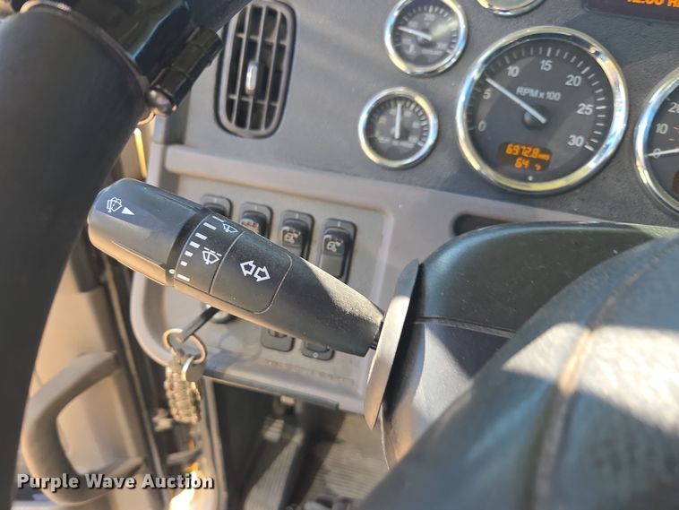 image for item YA0293 2014 Peterbilt 389 semi truck