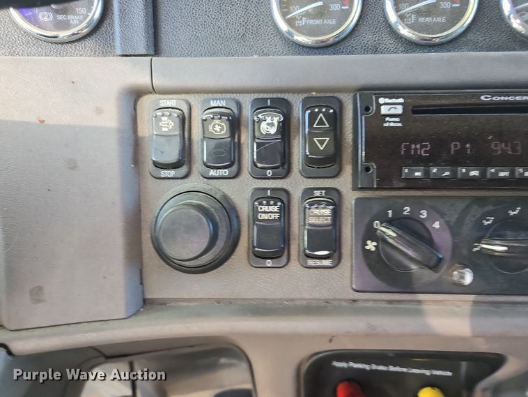 image for item YA0293 2014 Peterbilt 389 semi truck