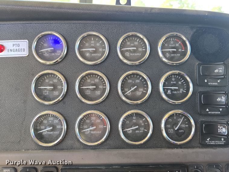 image for item YA0293 2014 Peterbilt 389 semi truck