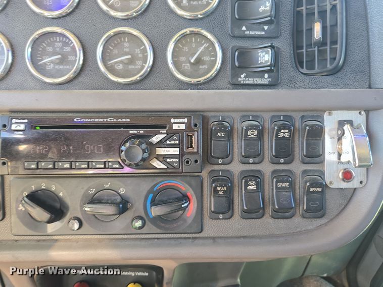 image for item YA0293 2014 Peterbilt 389 semi truck