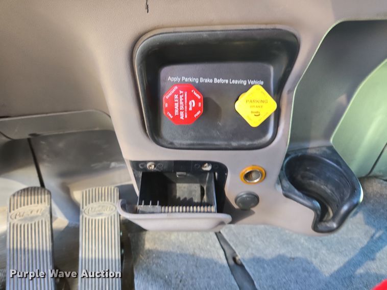 image for item YA0293 2014 Peterbilt 389 semi truck