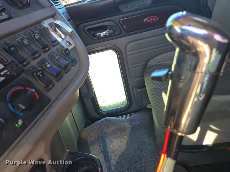 image for item YA0293 2014 Peterbilt 389 semi truck