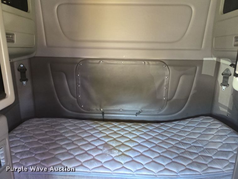 image for item YA0293 2014 Peterbilt 389 semi truck