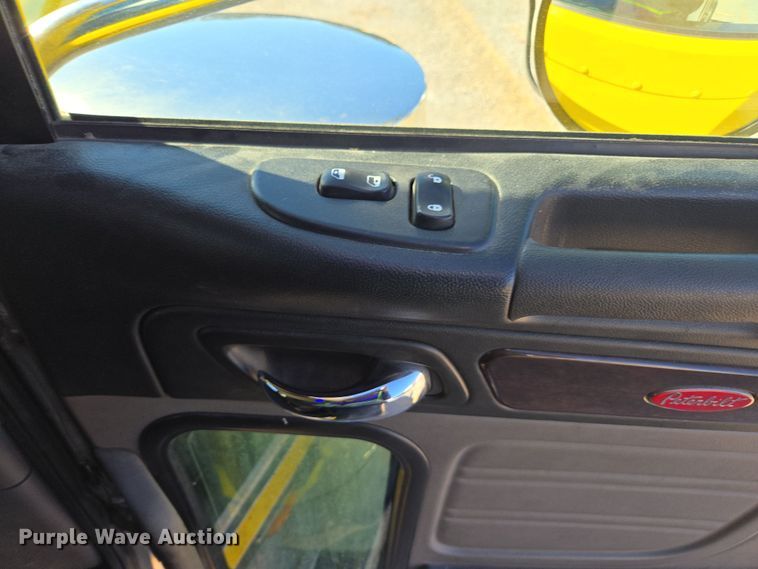 image for item YA0293 2014 Peterbilt 389 semi truck