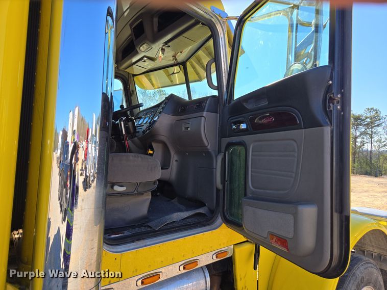 image for item YA0293 2014 Peterbilt 389 semi truck