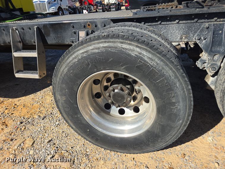 image for item YA0293 2014 Peterbilt 389 semi truck