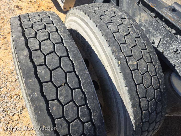 image for item YA0293 2014 Peterbilt 389 semi truck