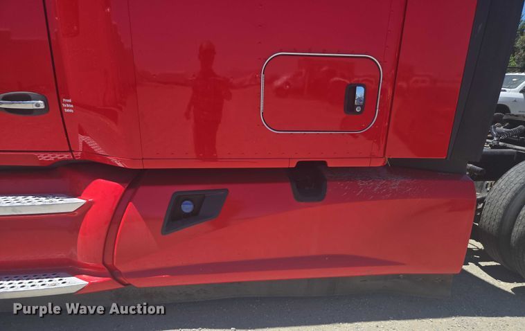 image for item YA0572 2019 Kenworth T680 semi truck