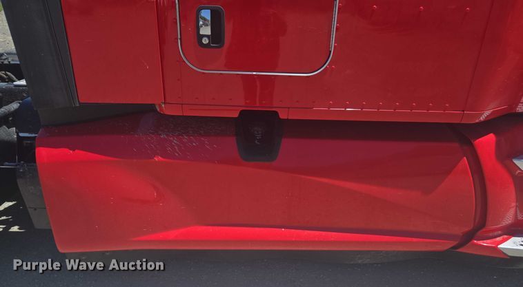 image for item YA0572 2019 Kenworth T680 semi truck