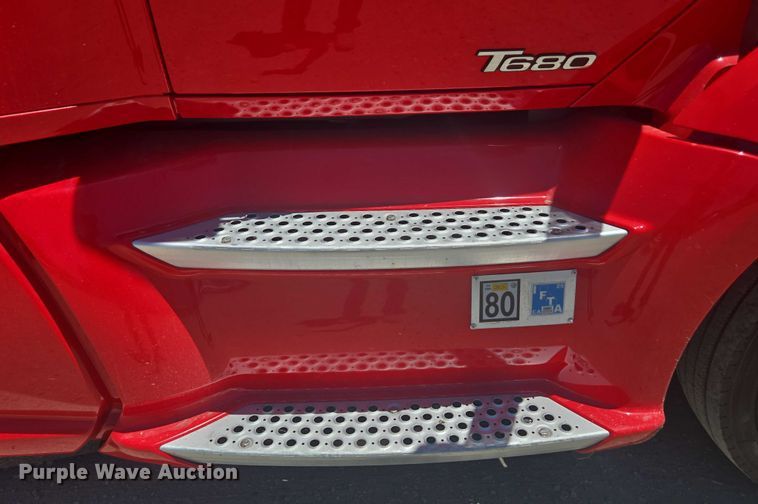 image for item YA0572 2019 Kenworth T680 semi truck