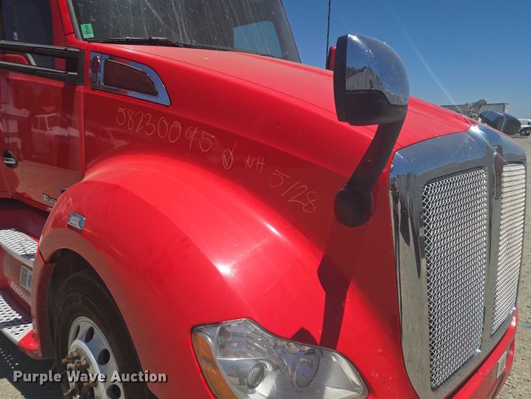 image for item YA0572 2019 Kenworth T680 semi truck