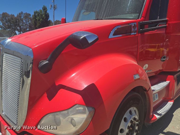 image for item YA0572 2019 Kenworth T680 semi truck