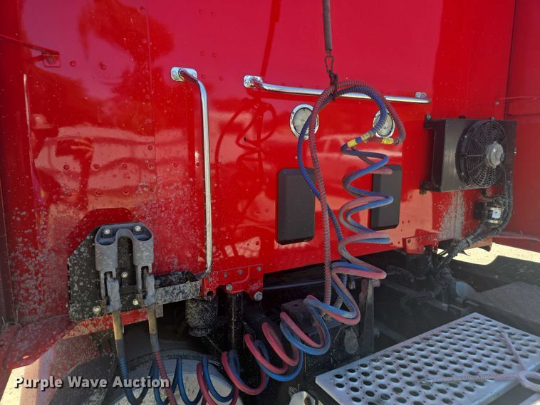 image for item YA0572 2019 Kenworth T680 semi truck