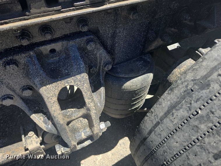 image for item YA0572 2019 Kenworth T680 semi truck