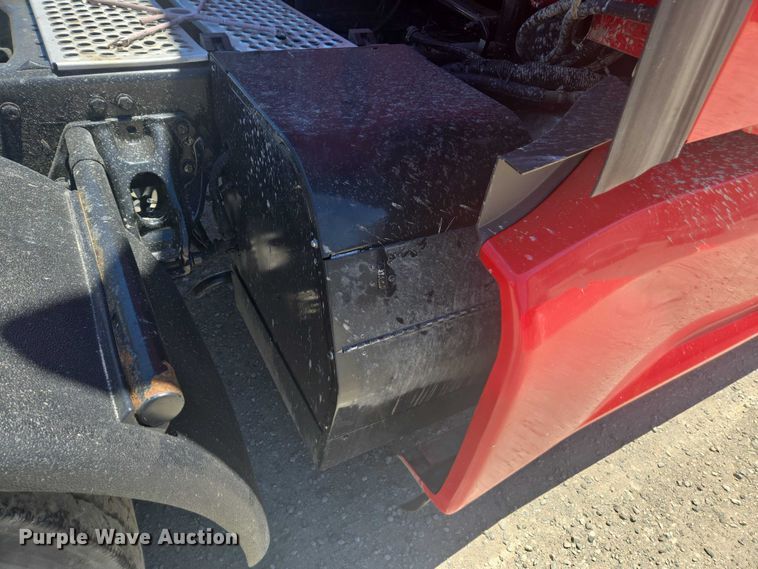 image for item YA0572 2019 Kenworth T680 semi truck