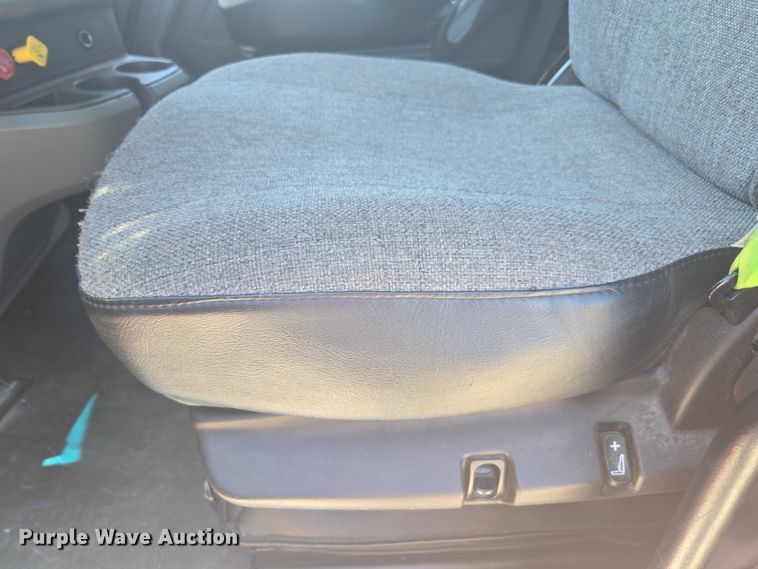 image for item YA0572 2019 Kenworth T680 semi truck