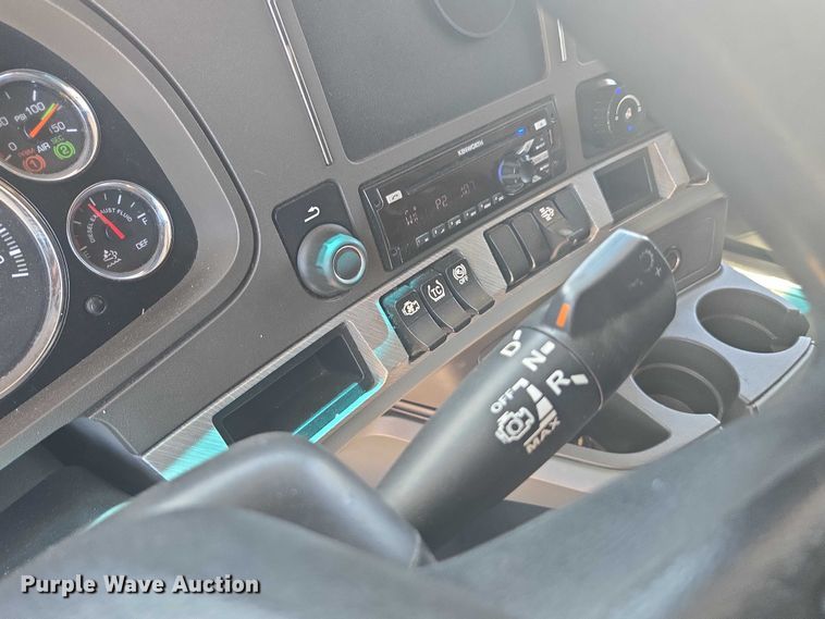 image for item YA0572 2019 Kenworth T680 semi truck