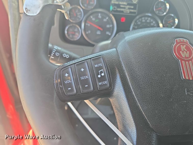 image for item YA0572 2019 Kenworth T680 semi truck