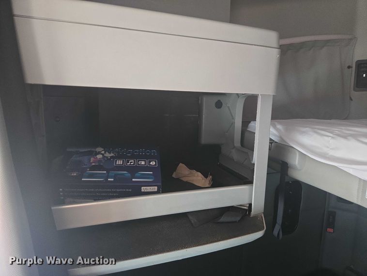 image for item YA0572 2019 Kenworth T680 semi truck