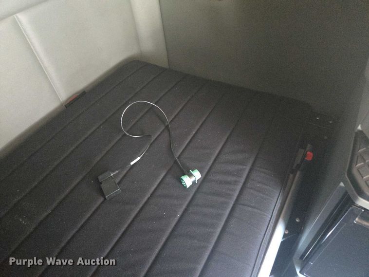 image for item YA0572 2019 Kenworth T680 semi truck